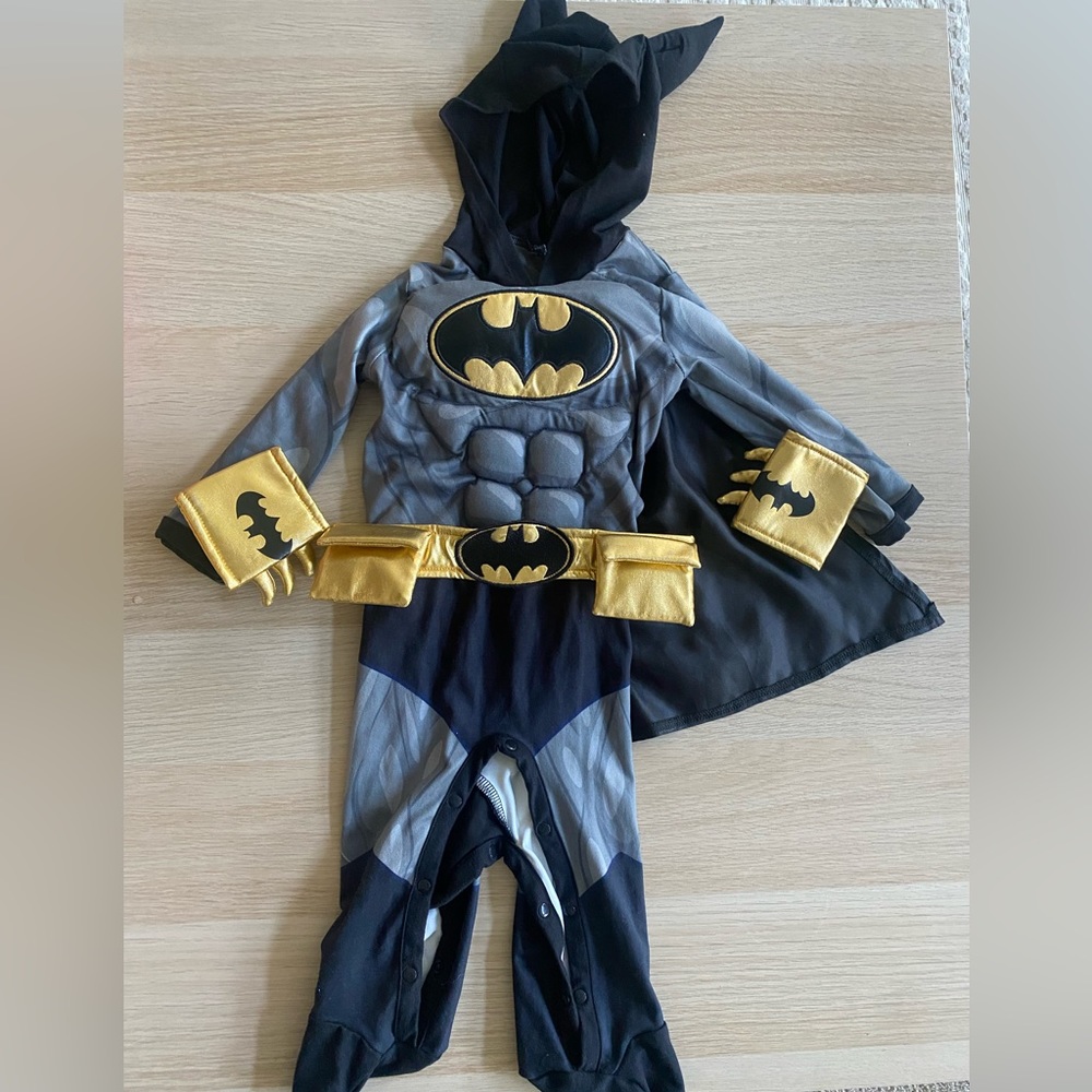 Batman baby costume 
Size 6-12m